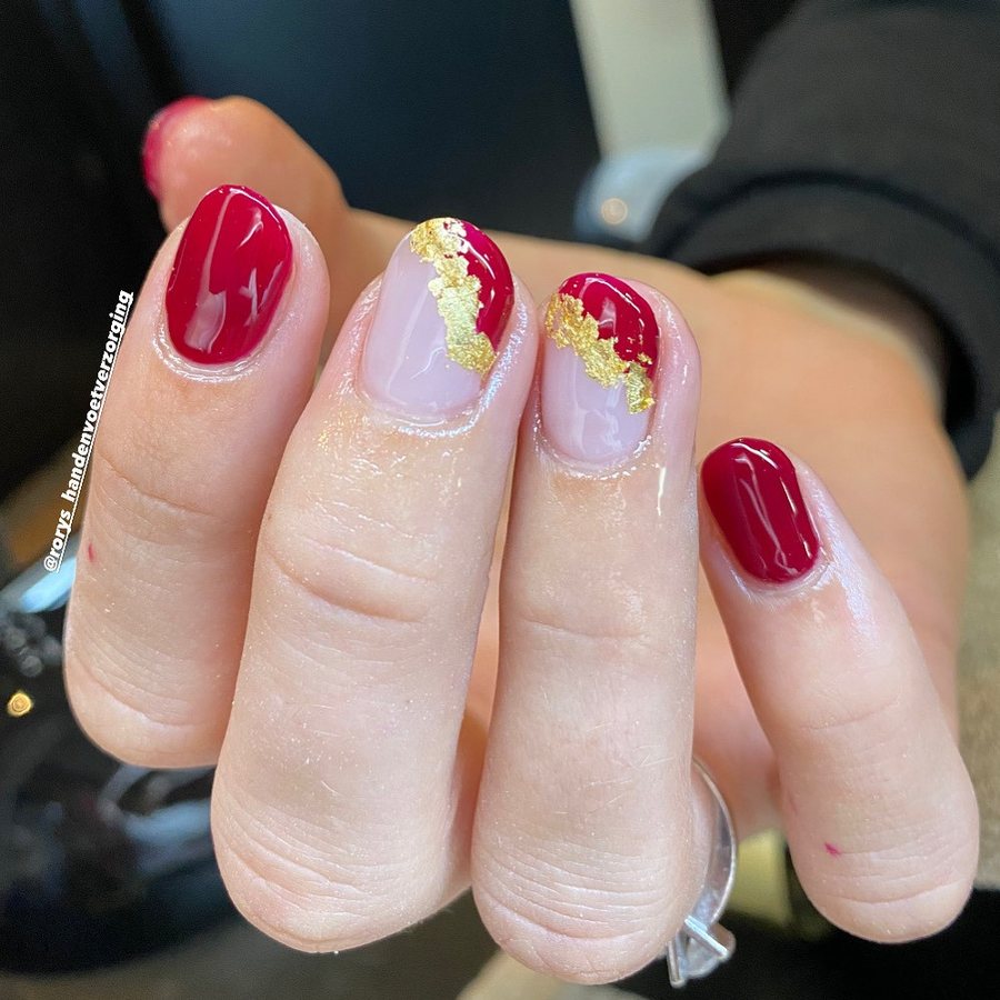 Rode nagels met accentnagels in nude en bladgoud, gezet door Rory