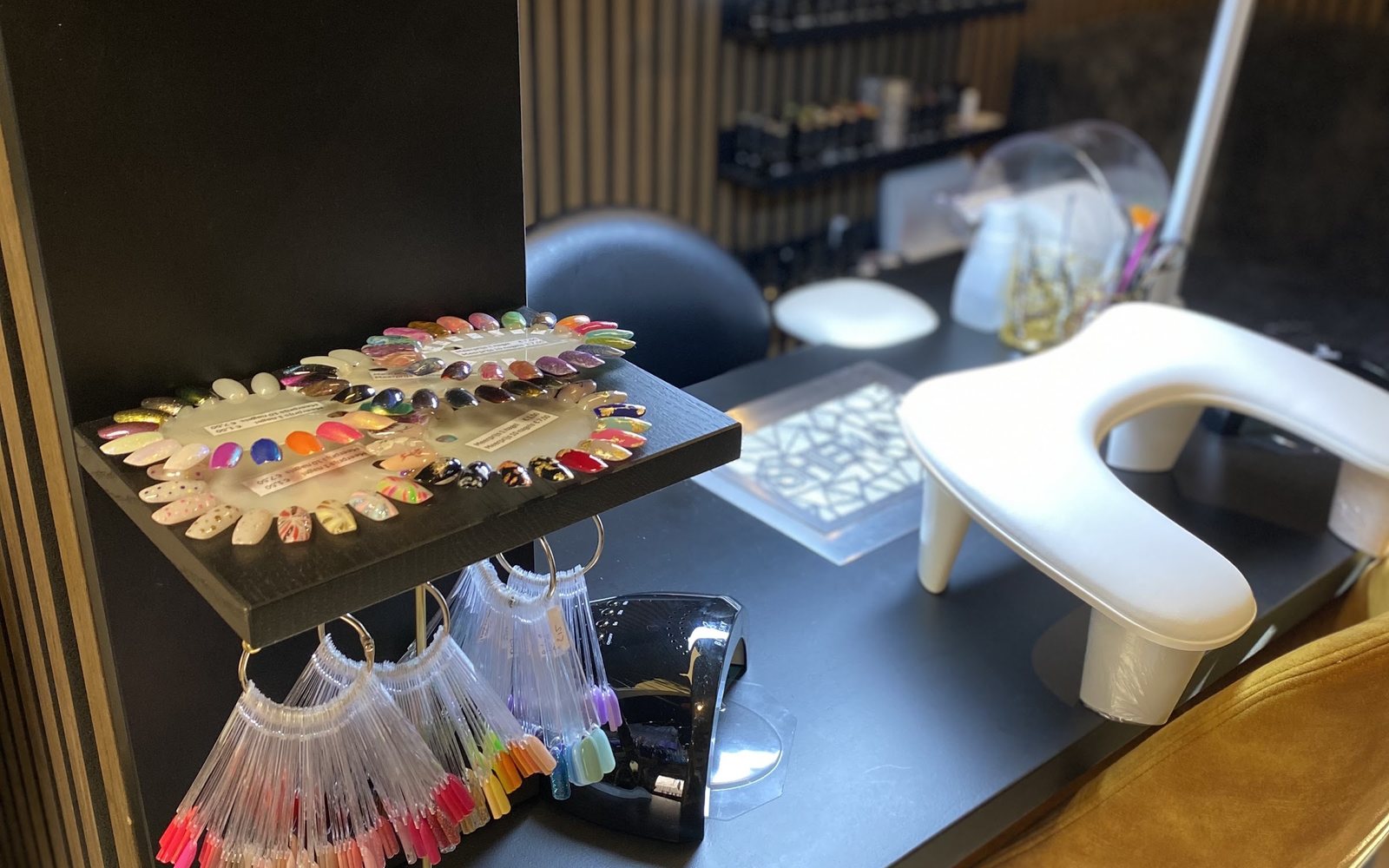 De werkplek in de studio van Rory: nagellamp, handsteun en kleurwaaiers