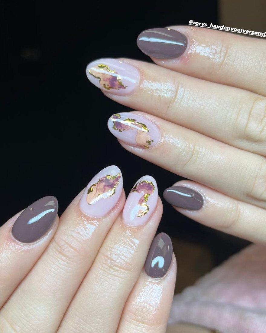 Amandelvormige nagels in taupe en nude, met gouden vlokjes in een marmereffect