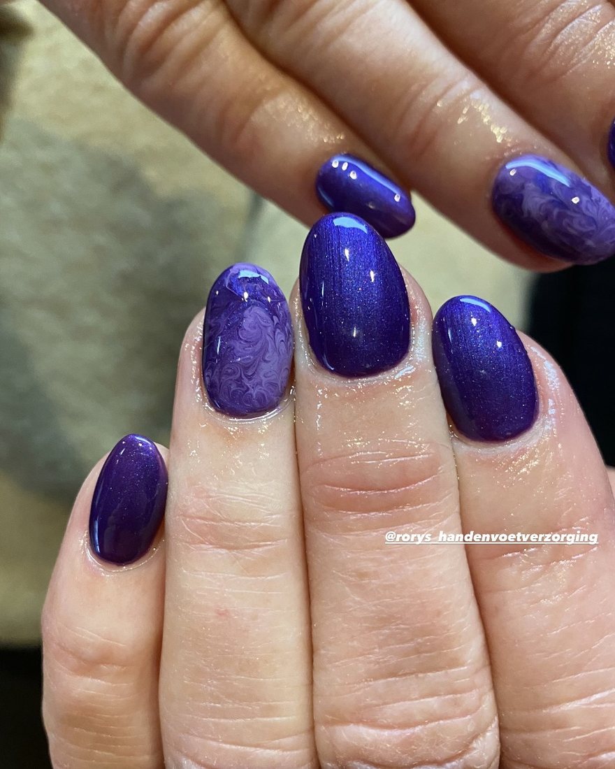 Diep paarse nagels met een metallic glans