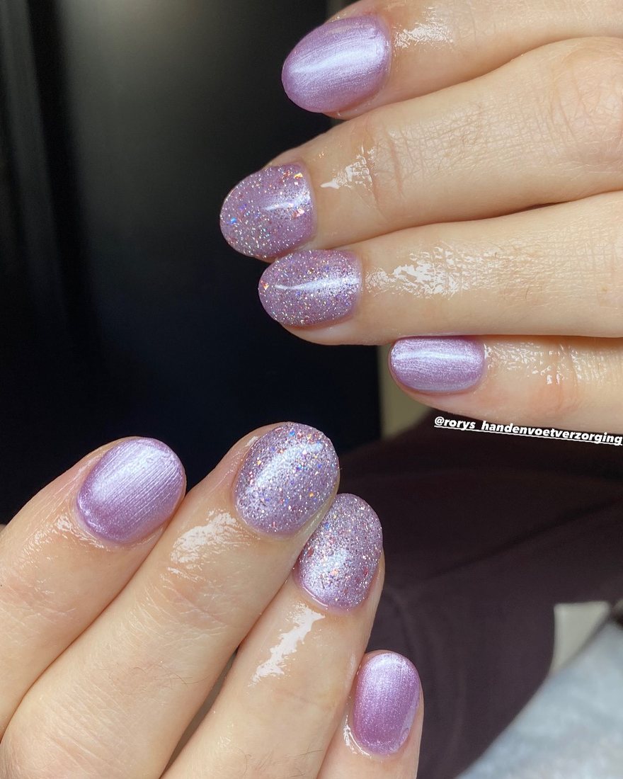 Lila nagels met een parelglans en glitter