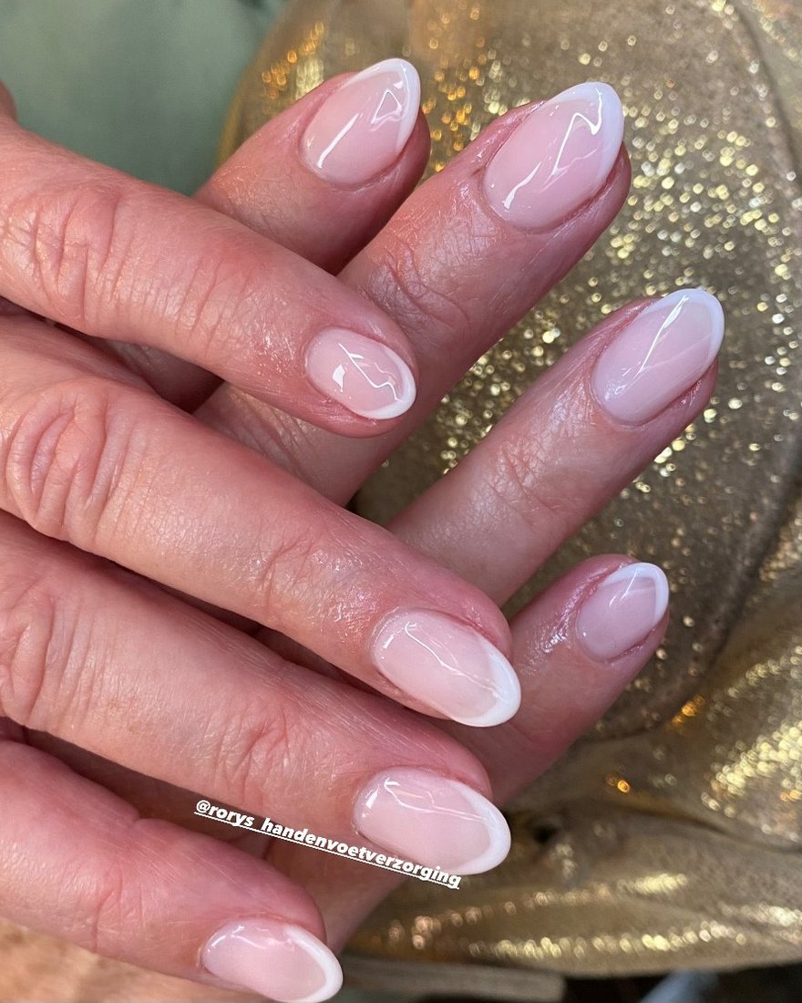 Zachtroze amandelnagels met een natuurlijke french-overloop