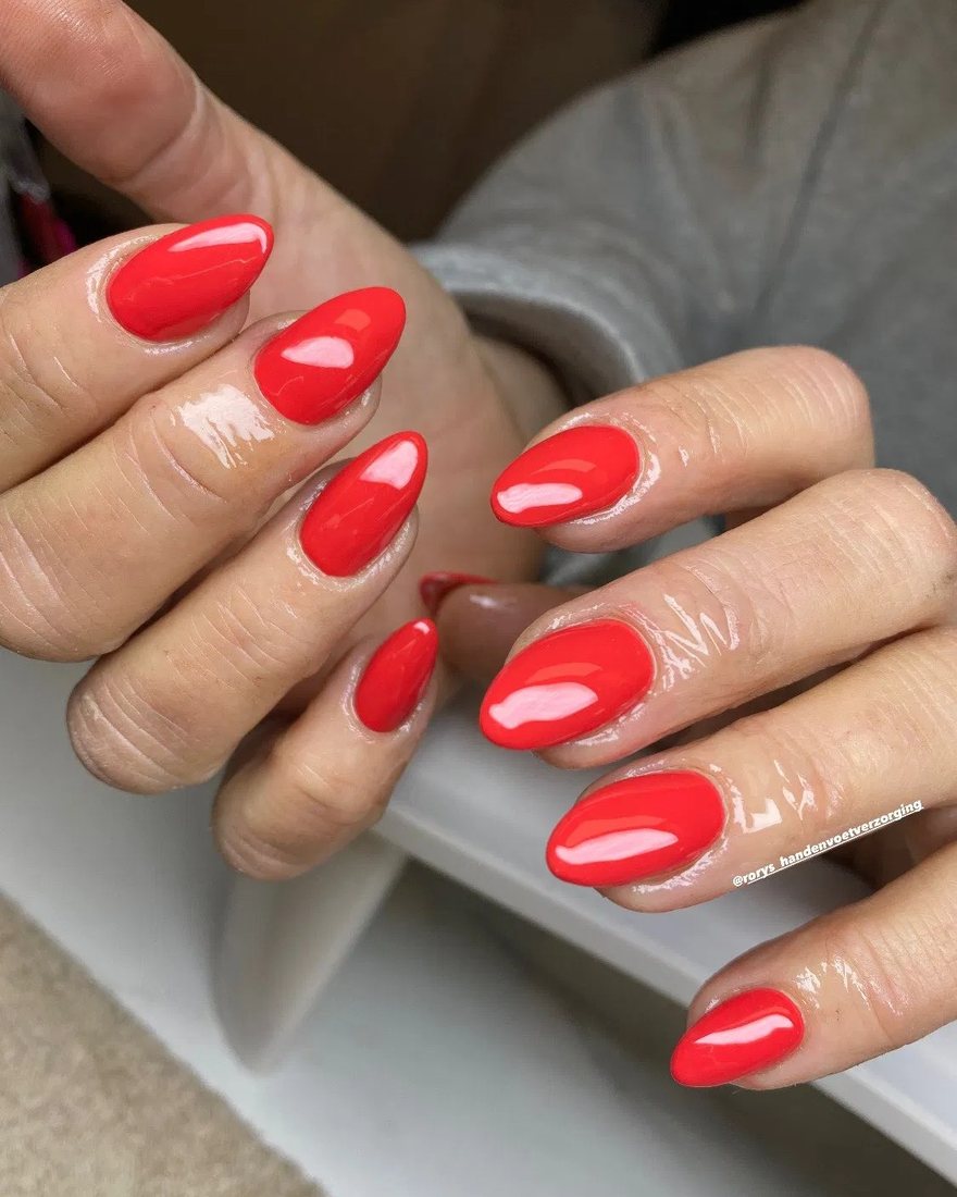 Felrode amandelvormige nagels